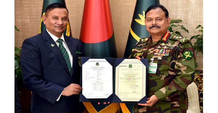 পিএইচডি ডিগ্রি অর্জন করলেন সেনাপ্রধান